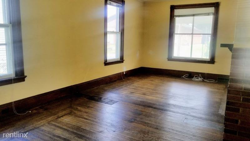 112 E Main St - Photo 3 of 8