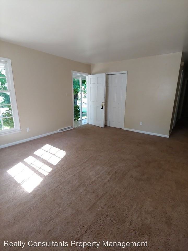 1041 Shalimar Dr - Photo 3 of 15