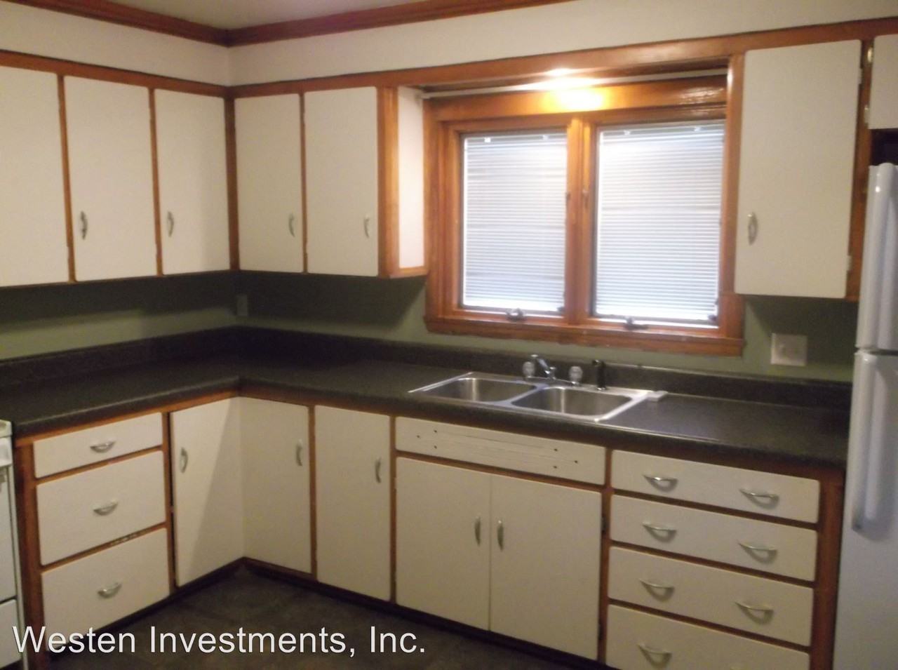 907 Stadium Dr - Photo 3 of 9
