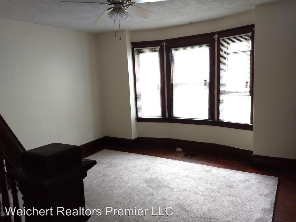 325 Percy St - Photo 3 of 10