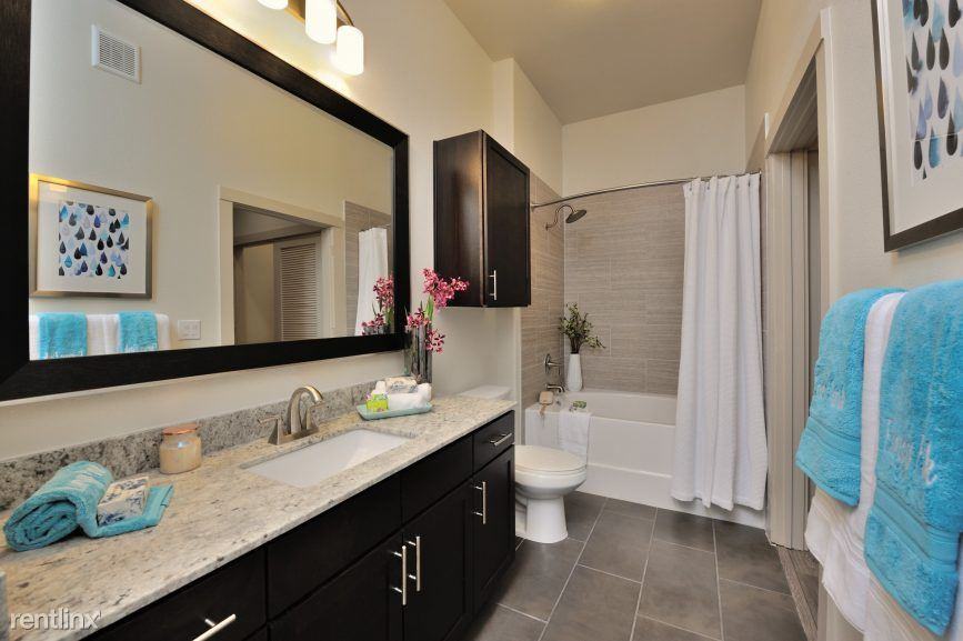 1318 Louisiana St - Photo 3 of 8