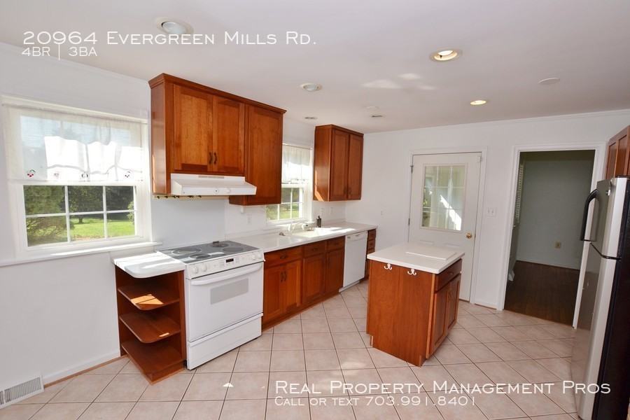 20964 Evergreen Mills Rd - Photo 3 of 35