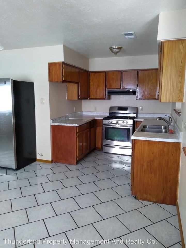 1500 John St SE - Photo 2 of 11