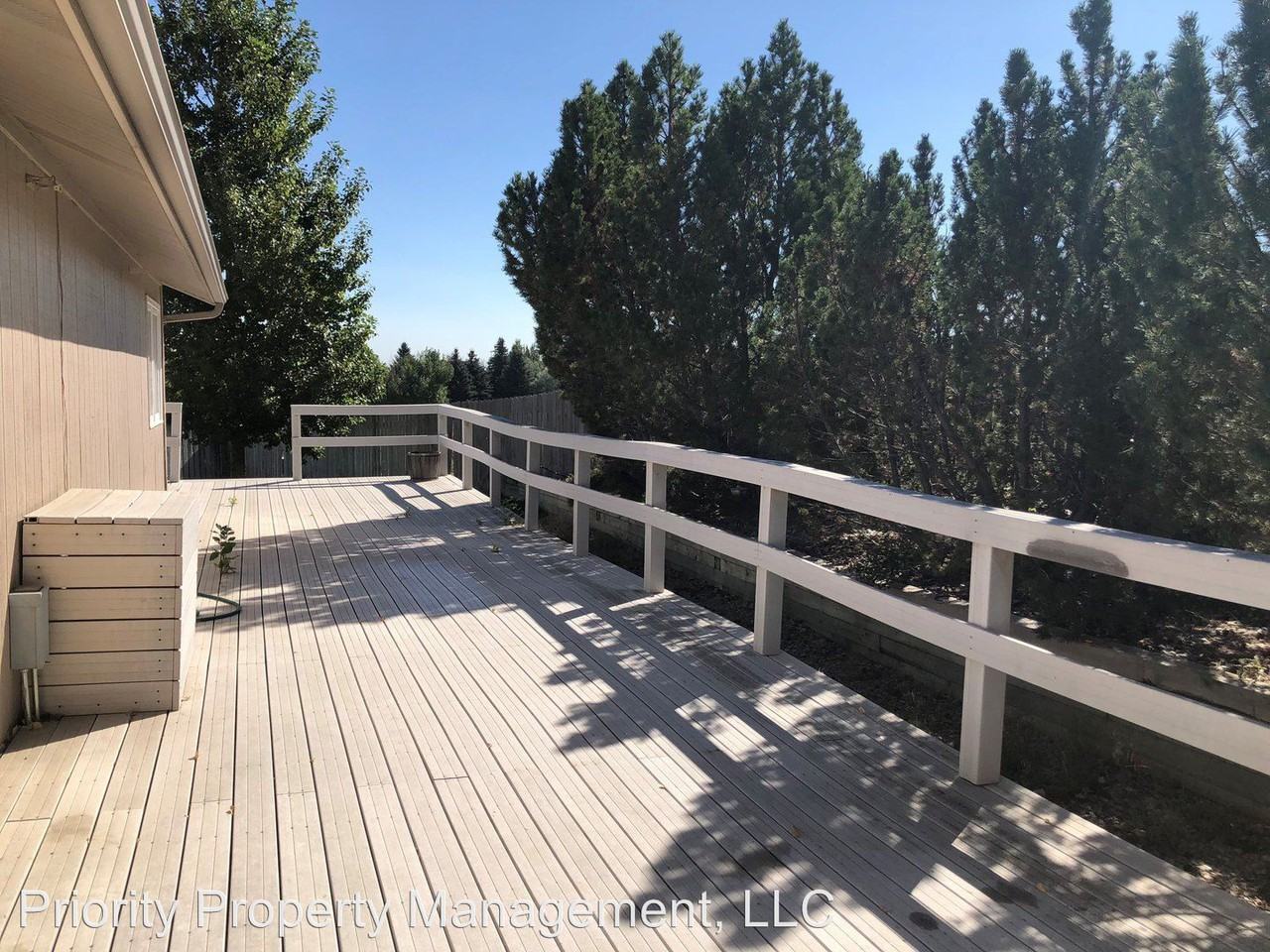 916 Fairway Dr - Photo 2 of 13