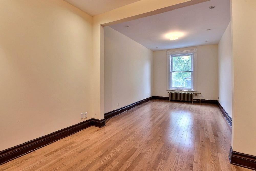 258 Rue Villeneuve O - Photo 2 of 12