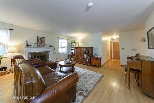 921 Shady Grove Ln - Photo 2 of 17