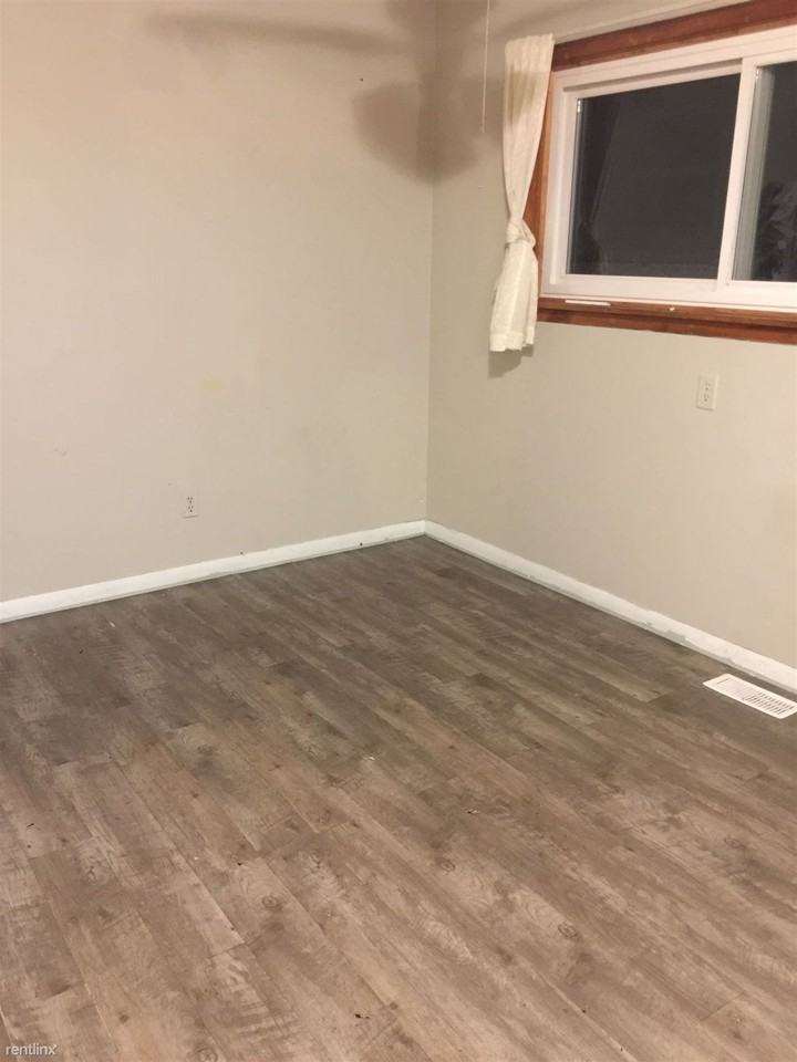 2521 26th St - Photo 3 of 9