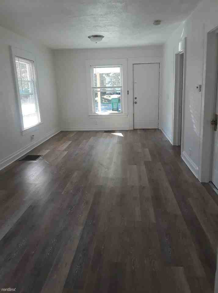 1118 W Willow St - Photo 2 of 10