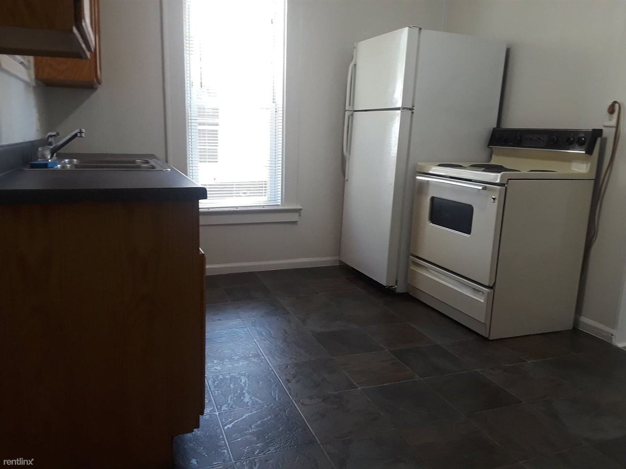 1118 W Willow St - Photo 3 of 10