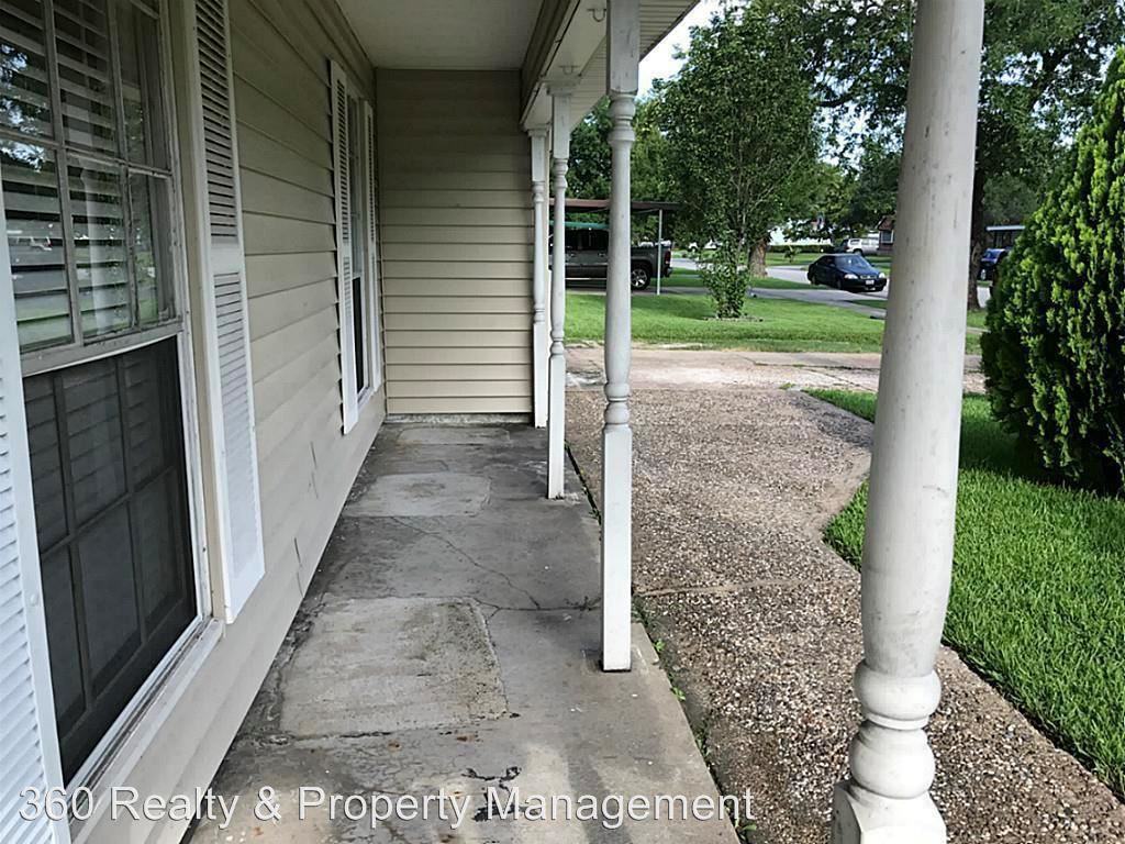 526 Roper St - Photo 3 of 12