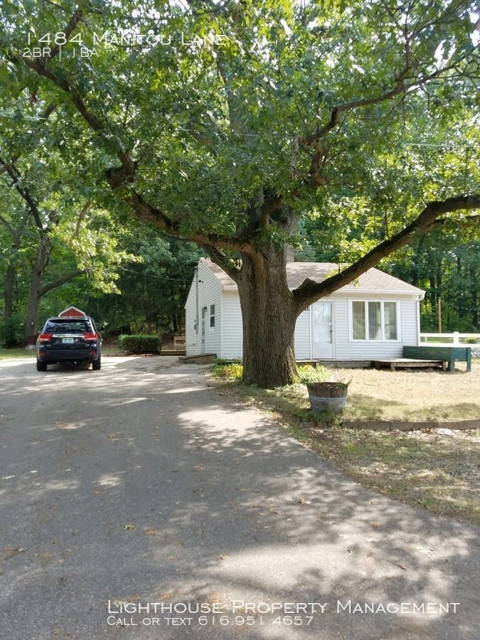 1484 Manitou Ln - Photo 2 of 11