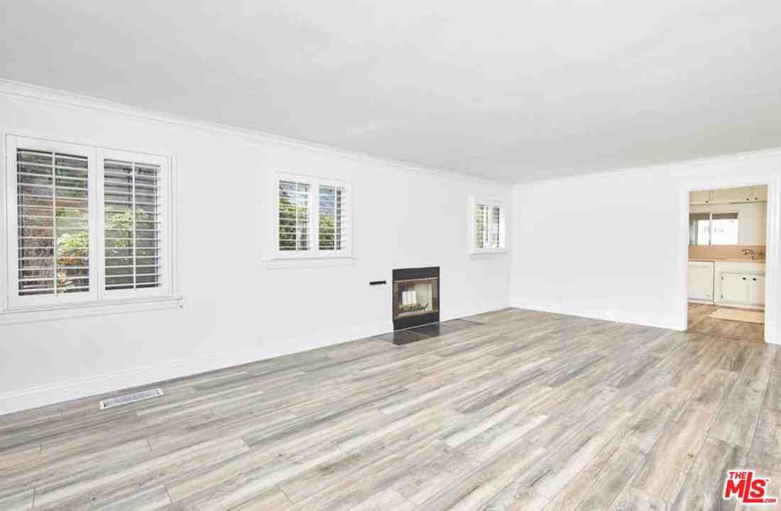 958 22nd St - Photo 3 of 17