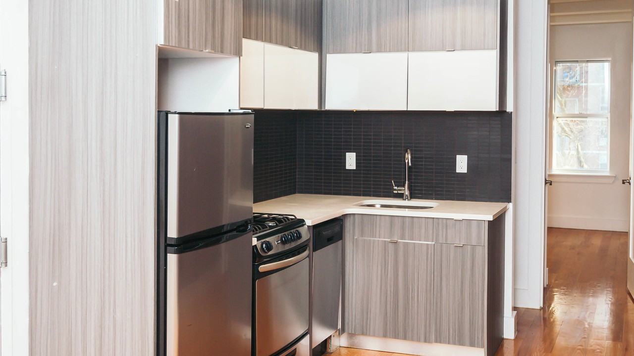 31 Montrose Avenue #3b