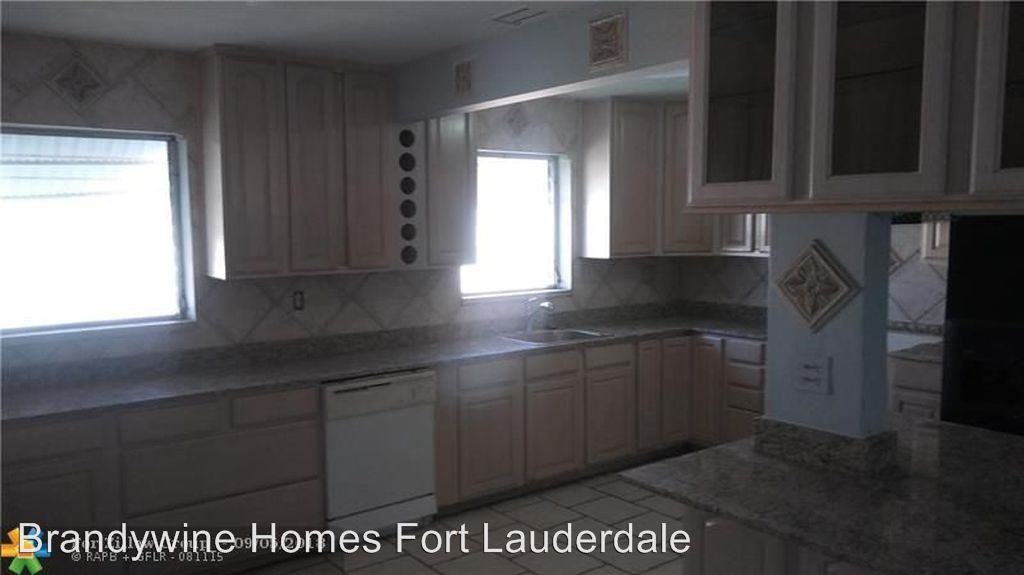 6300 SW 20th St - Photo 3 of 5
