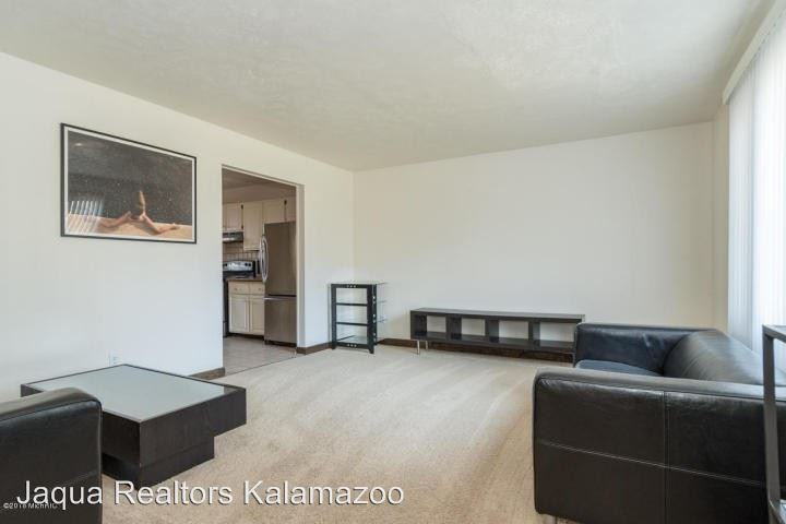 8106 Lake Vista Dr - Photo 3 of 22