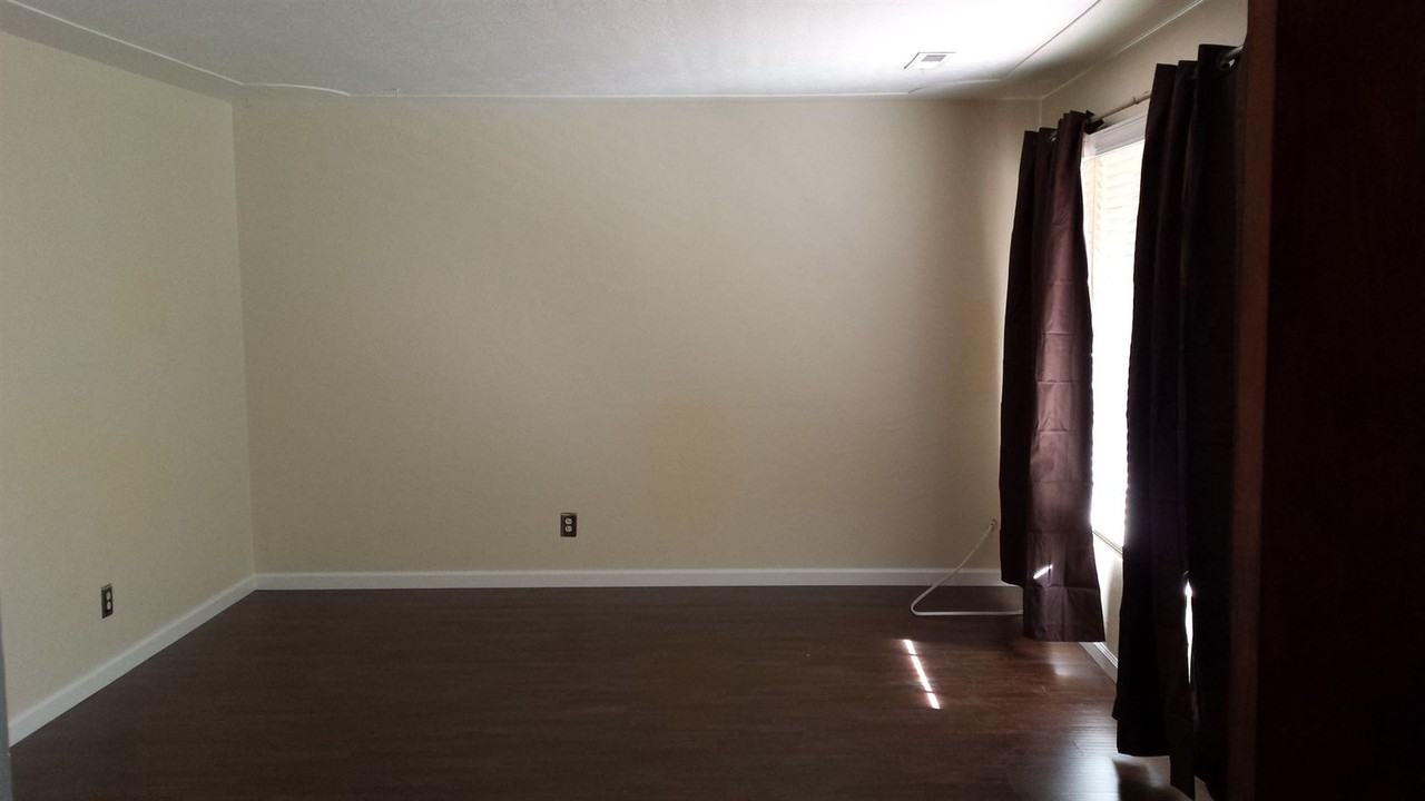 1421 W 21st St - Photo 2 of 8