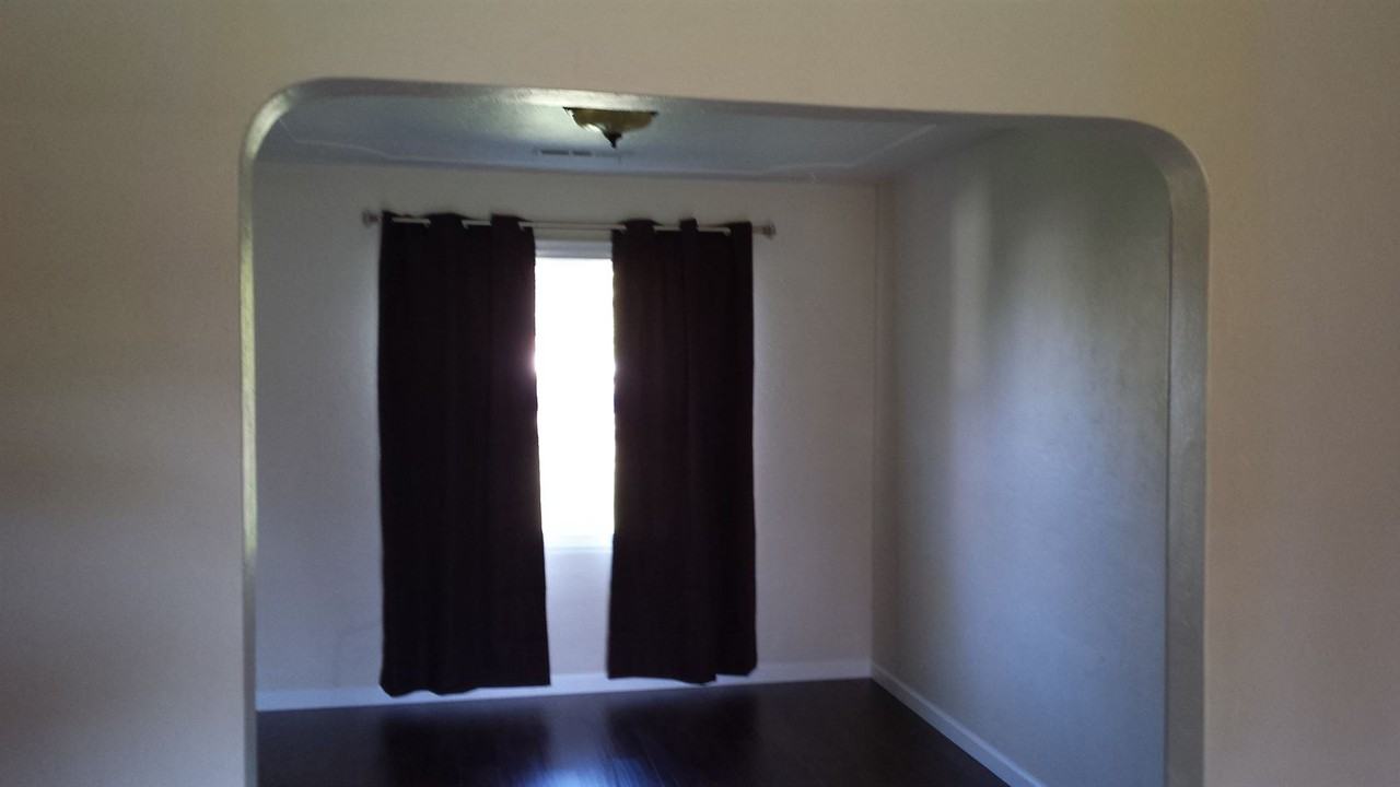 1421 W 21st St - Photo 3 of 8