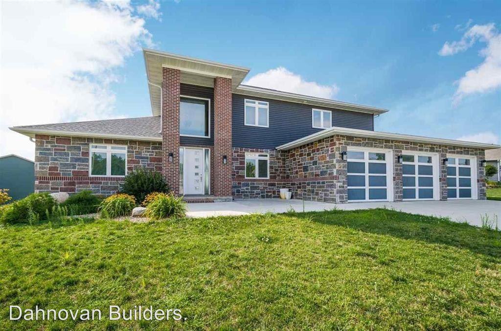 2384 Dempster Dr - Photo 2 of 26