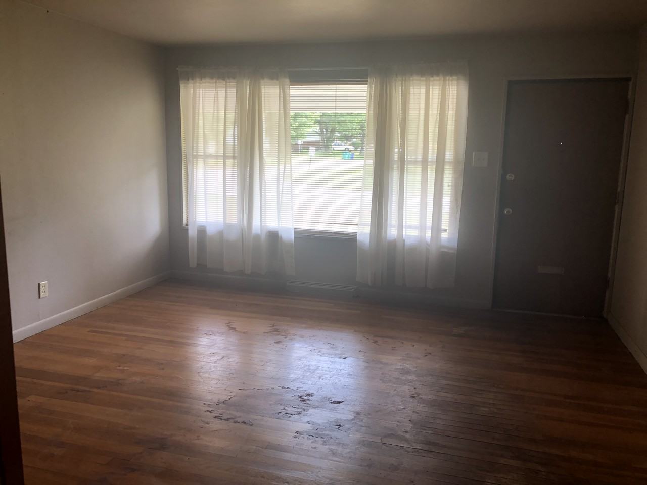 9847 Lawnview Dr - Photo 2 of 9