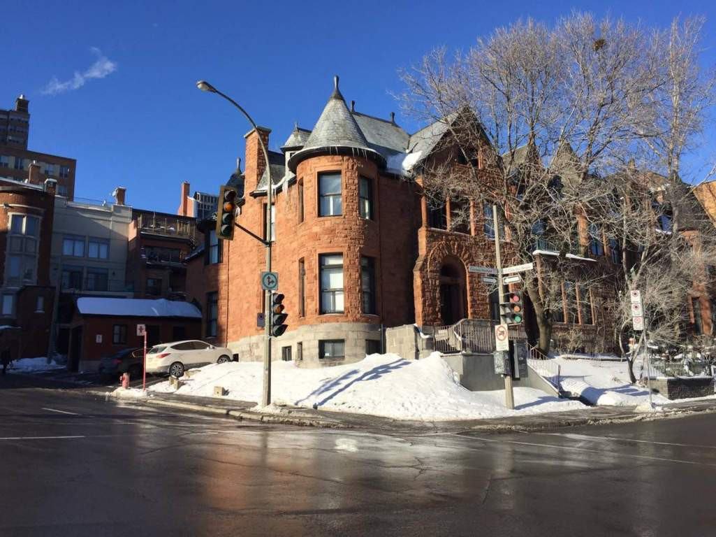 1595 Docteur Penfield - Photo 2 of 25