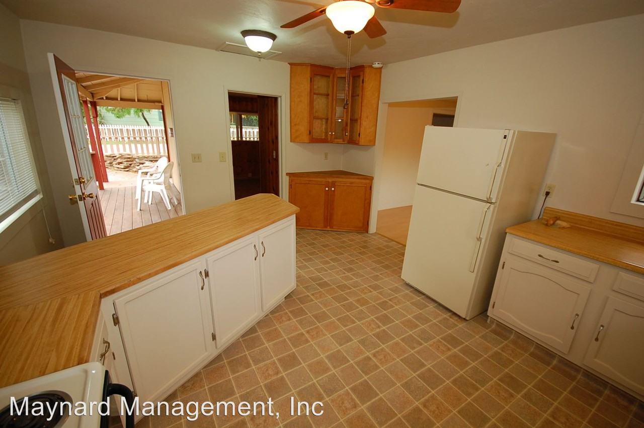 8470 Center St - Photo 3 of 10