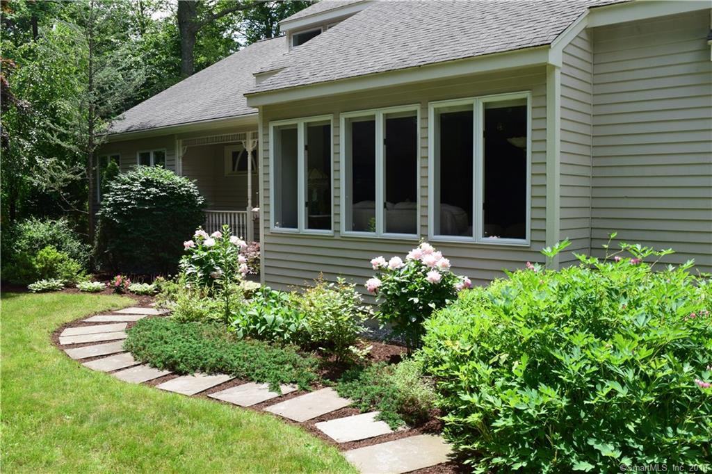 34 Mohawk Dr - Photo 3 of 40