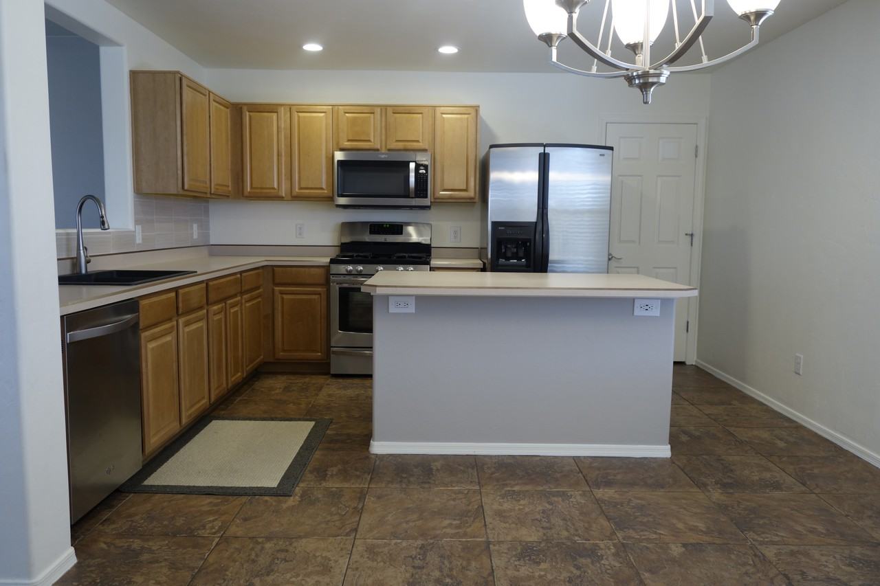 3437 N Oak Springs Ct - Photo 3 of 16