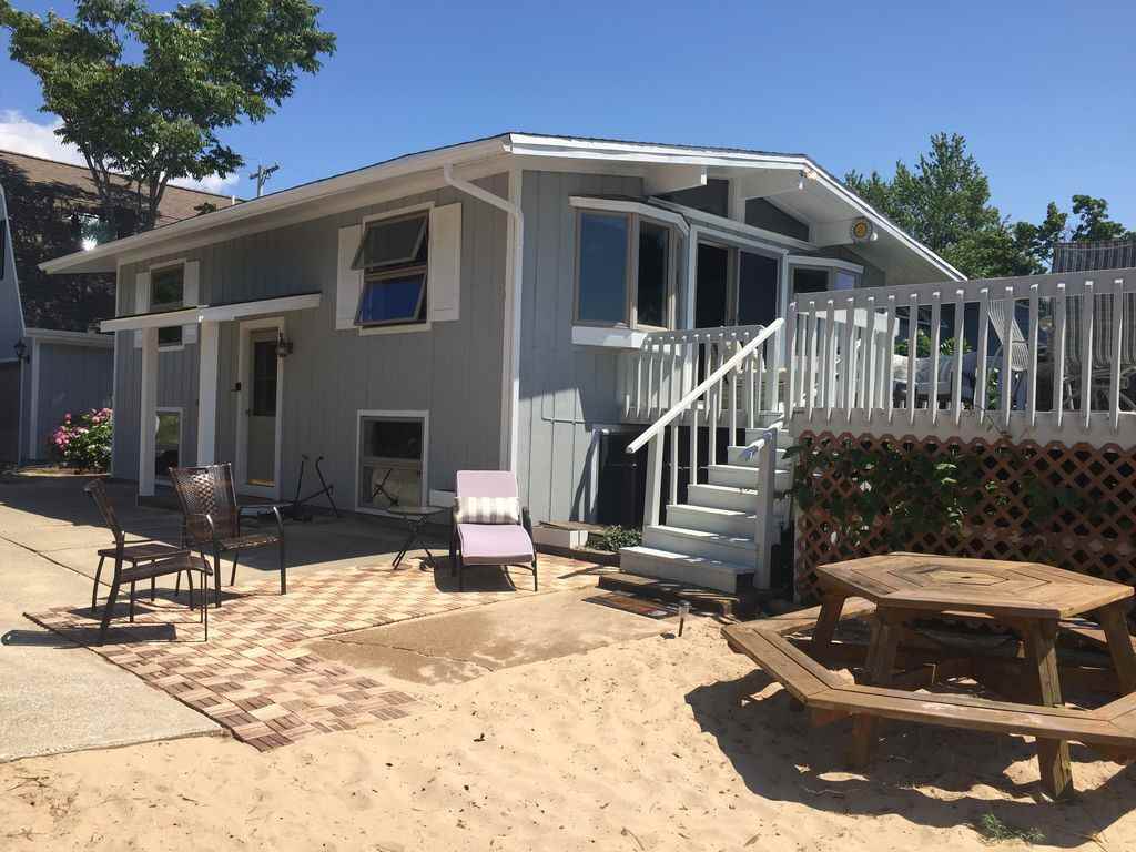 7541 Margaret Ave - Photo 3 of 18