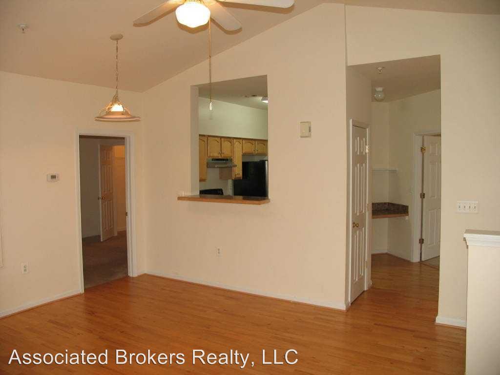 925 Harris St #302 - Photo 3 of 21