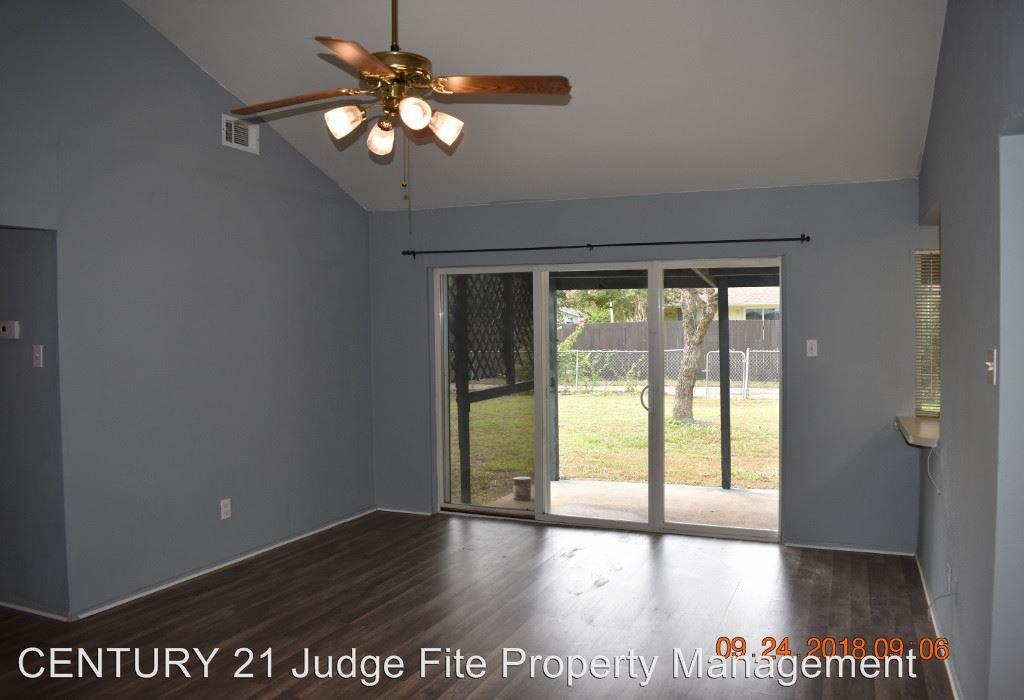 1422 Clearbrook St - Photo 3 of 10