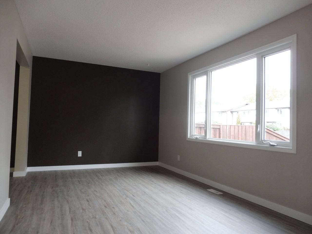 14205 82 St NW - Photo 2 of 9