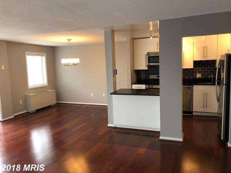 403 E Columbia St - Photo 2 of 9