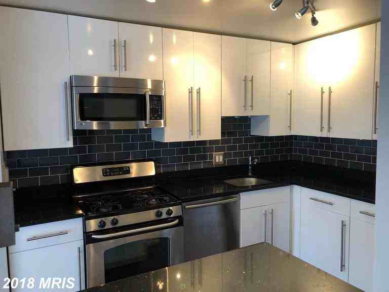 403 E Columbia St - Photo 3 of 9