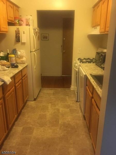 565 Grove St - Photo 2 of 10