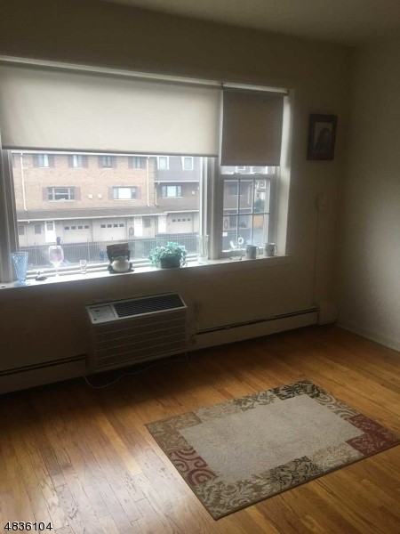 565 Grove St - Photo 3 of 10