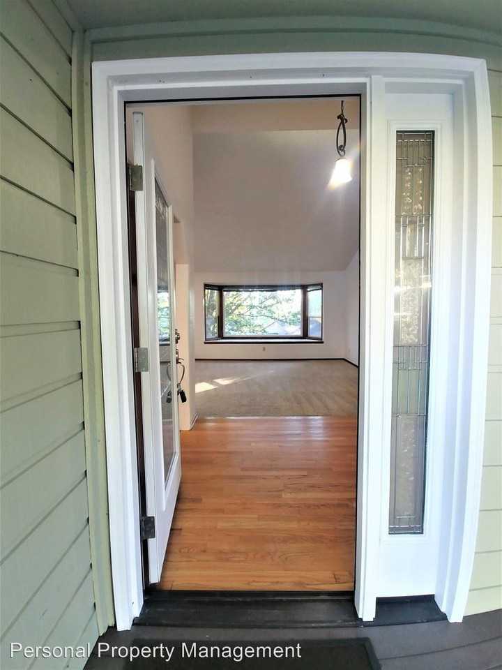 2605 NE 152nd Cir - Photo 3 of 26