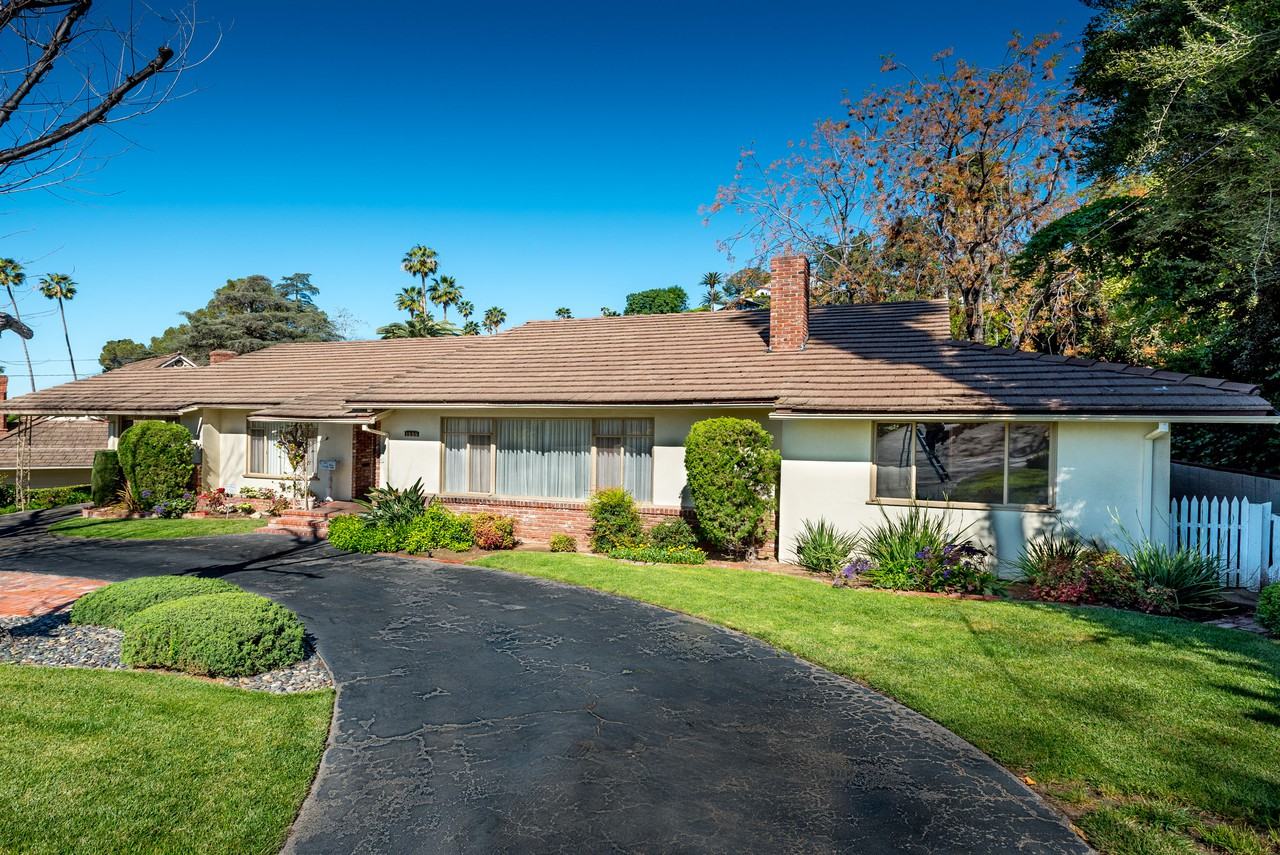 1555 Valley View Rd - Photo 3 of 35