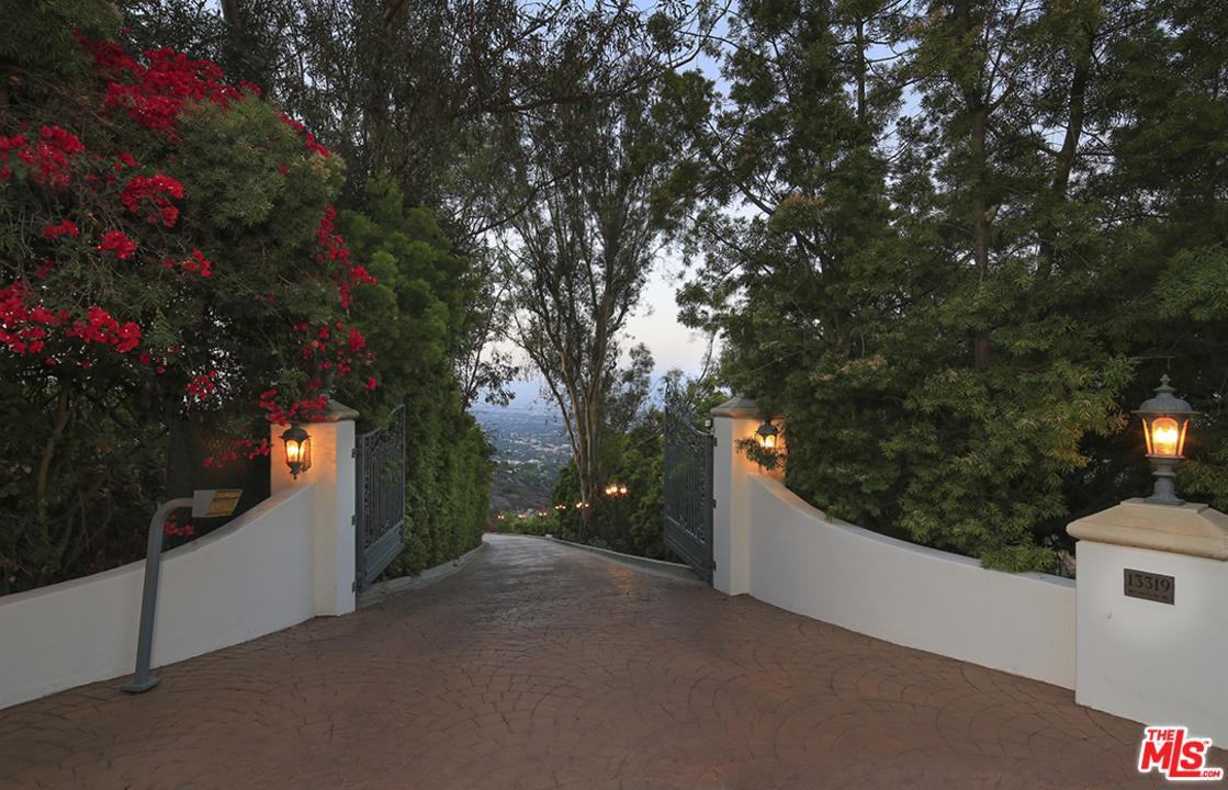 13319 Mulholland Dr - Photo 2 of 26