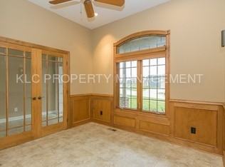 2304 NE Chevalia Ct - Photo 3 of 18