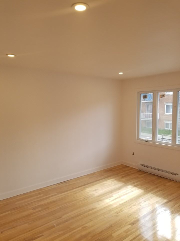 8723 13e Avenue - Photo 2 of 8