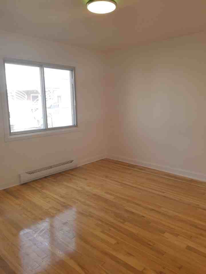 8723 13e Avenue - Photo 3 of 8