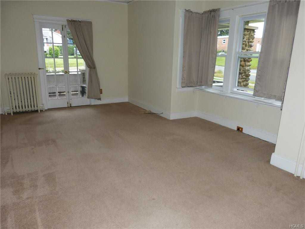 27 S Middletown Rd - Photo 3 of 11