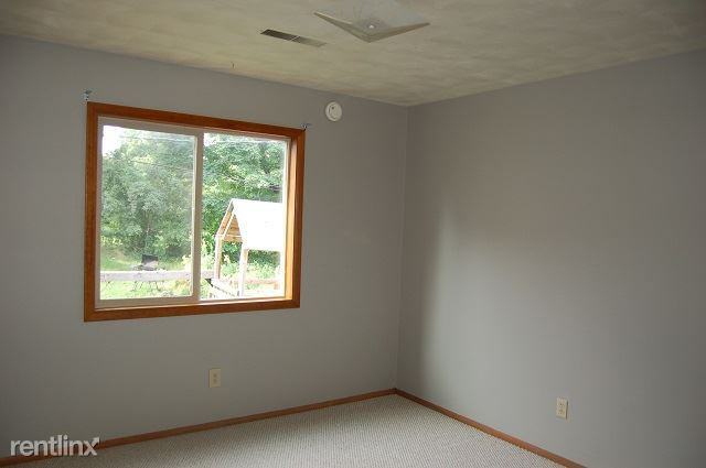 1130 Oakcrest St - Photo 3 of 6