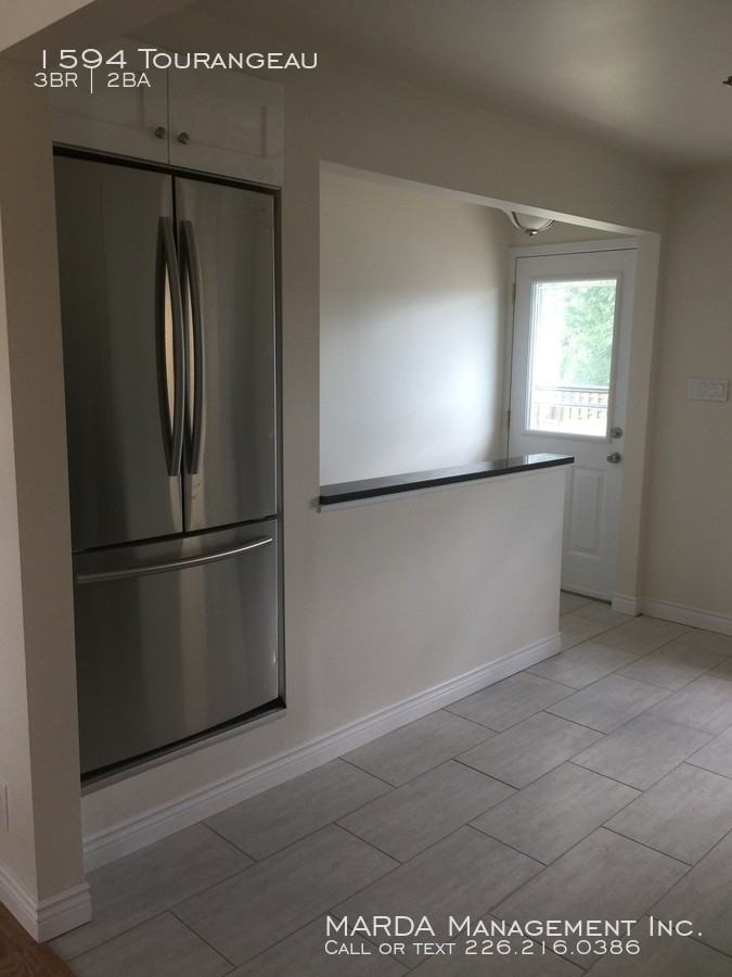 1594 Tourangeau Rd - Photo 3 of 17