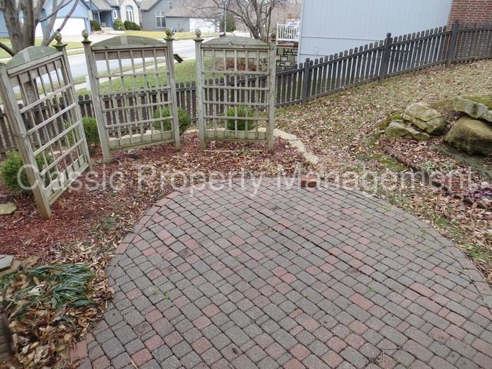 7509 N Amoret Ct - Photo 2 of 14