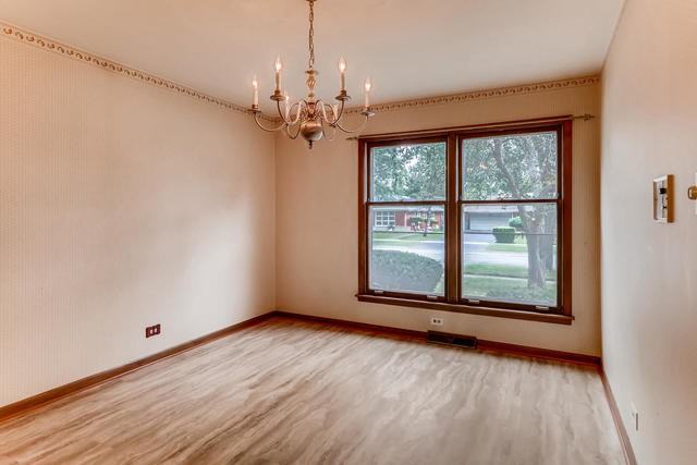 1020 Maple Rd - Photo 3 of 17