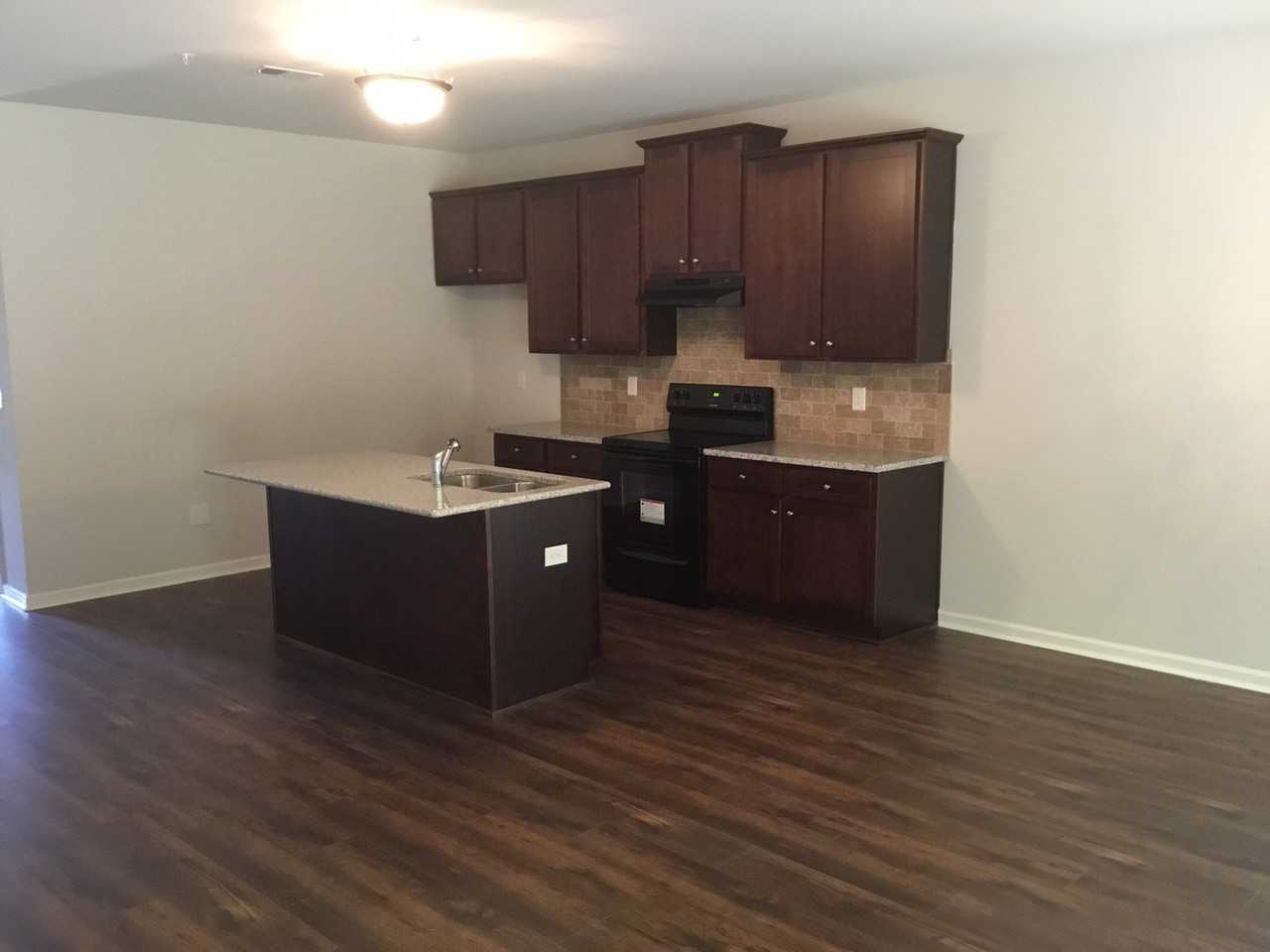 1585 Iris Walk - Photo 3 of 11