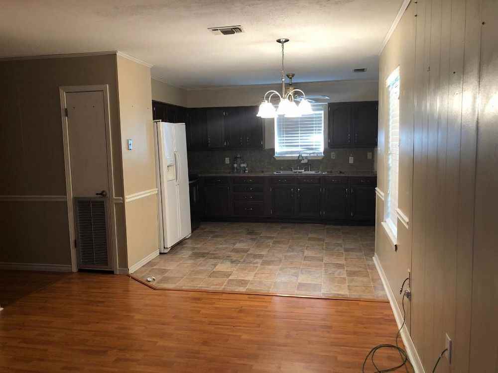 214 Robyn St - Photo 2 of 19