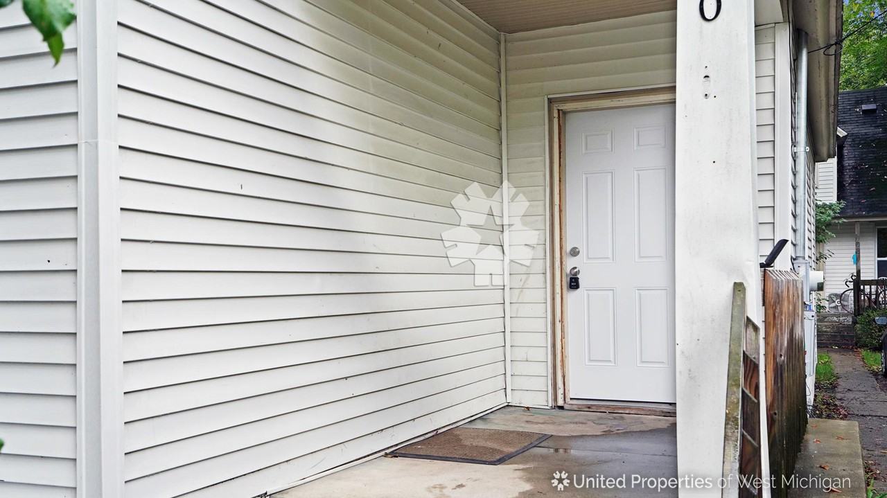 1010 Helen St NE - Photo 2 of 17