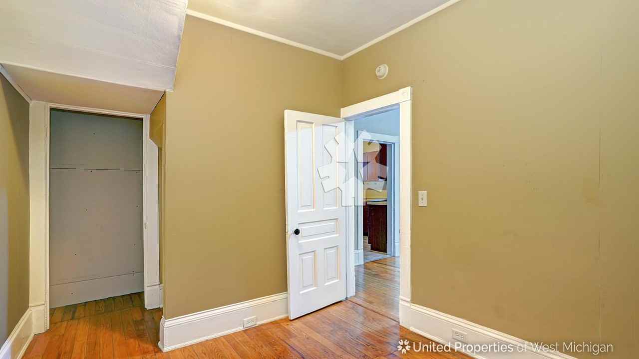 1010 Helen St NE - Photo 3 of 17
